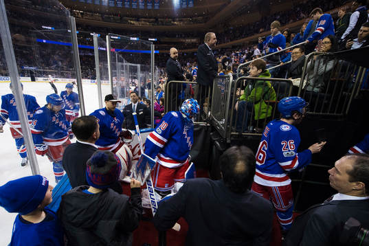 Rangers målvakt Henrik Lundqvist lämnar isen