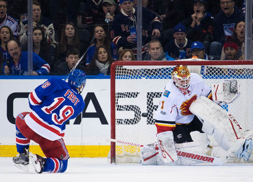 Rangers Jesper Fast skjuter in 4-2 bakom Calgarys målvakt