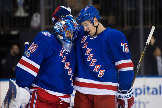 Rangers målvakt Henrik Lundqvist och Brady Skjei kramar om