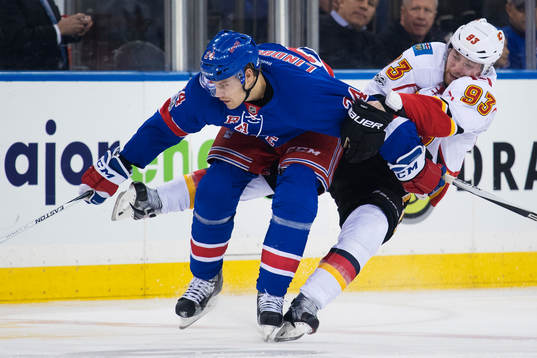 Rangers Oscar Lindberg i en närkamp med Calgarys Sam