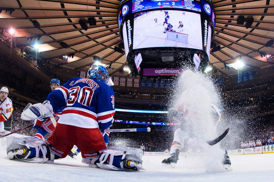 Rangers målvakt Henrik Lundqvist utmanas av Calgarys Matt