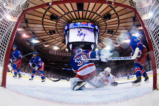 Rangers målvakt Henrik Lundqvist utmanas av Calgarys Matt