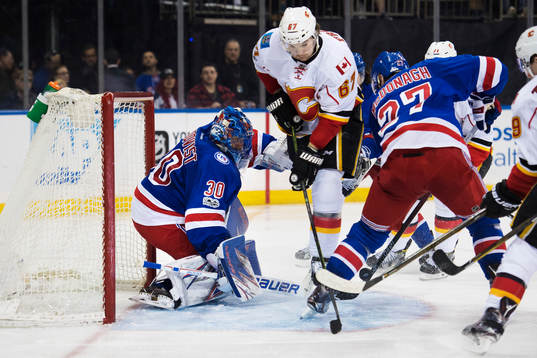 Rangers målvakt Henrik Lundqvist utmanas av Calgarys