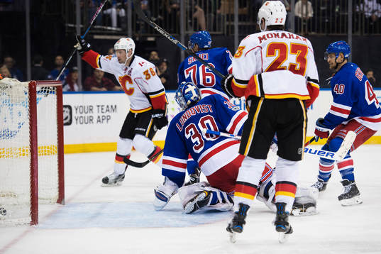 Calgarys Troy Brouwer jublar