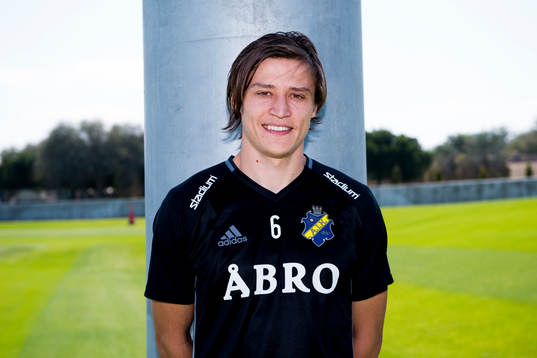 Simon Thern poserar före tt porträtt
