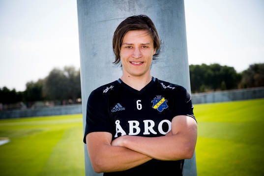 Simon Thern poserar före tt porträtt