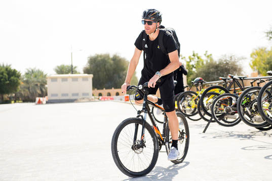 Nils-Eric Johansson lämnar en träning med AIK på cykel
