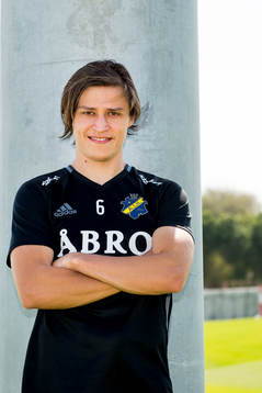 Simon Thern poserar före tt porträtt