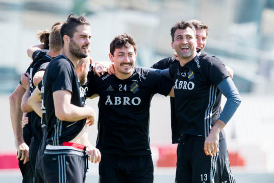 Stefan Ishizaki och målvakt Kyriakos Stamatopoulos är