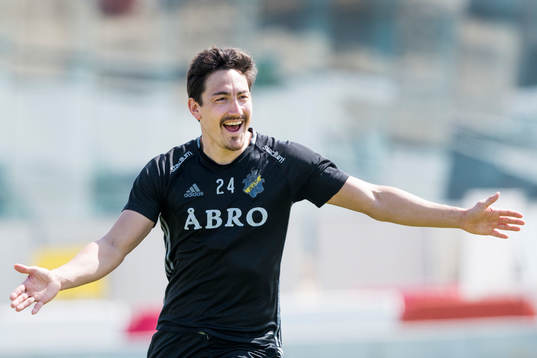 Stefan Ishizaki jublar