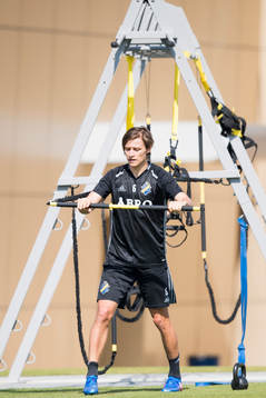Simon Thern tränar själv