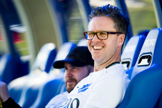 s tränare Rikard Norling på bänken