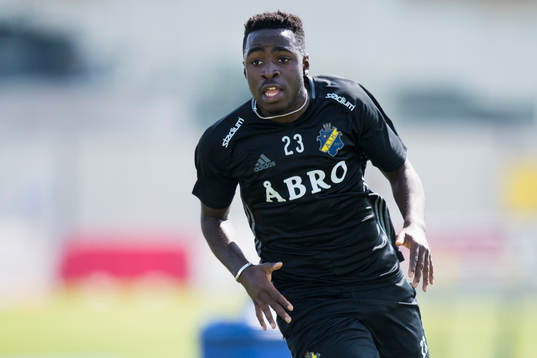 Rickson Mansiaminaunder en träning med AIK