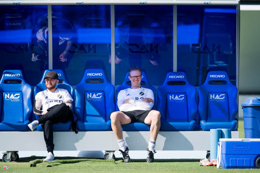 Tränare Rikard Norling följer träningen från bänken