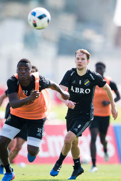 Johan Blomberg jagar Patrick Kpozo