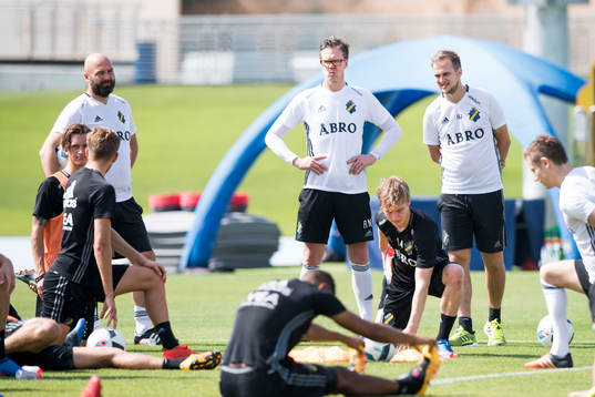 Tränare Rikard Norling håller i en samling