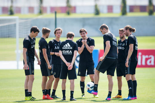 s spelare bollar runt en fotboll