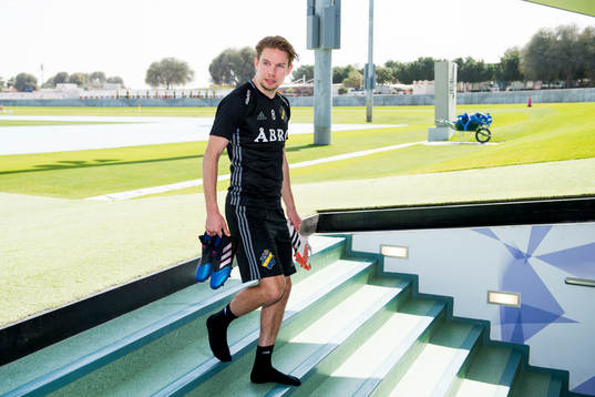 Johan Blomberg lämnar en träning med AIK