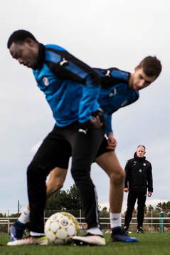Tränare Jan Jönsson tittar på Andre Ntambue och Rasmus