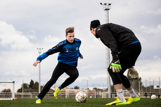 Gabriel Gudmundsson mot målvakt Malkolm Nilsson