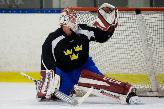Sveriges målvakt Anders Lindbäck ser en puck gå i ribban