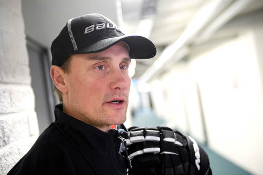 Frölundas tränare Roger Rönnberg blir intervjuad