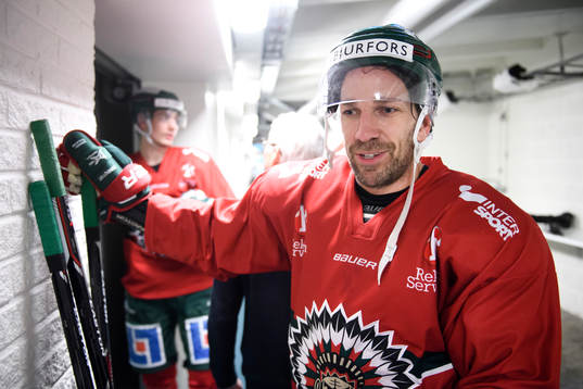 Frölundas Joel Lundqvist blir intervjuad