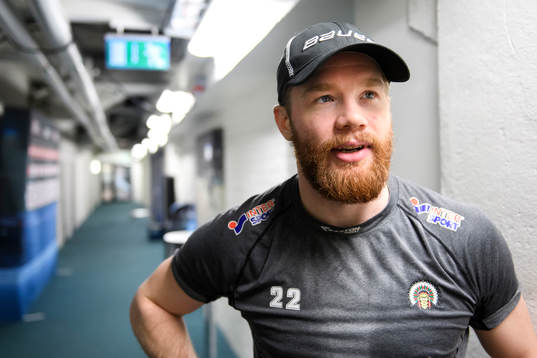 Frölundas Robin Figren blir intervjuad