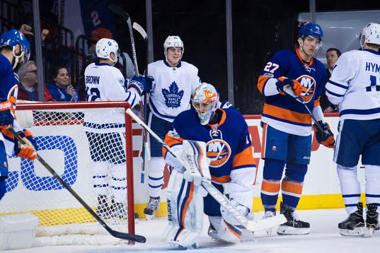 Maple Leafs Auston Matthews jublar med lagkamrater