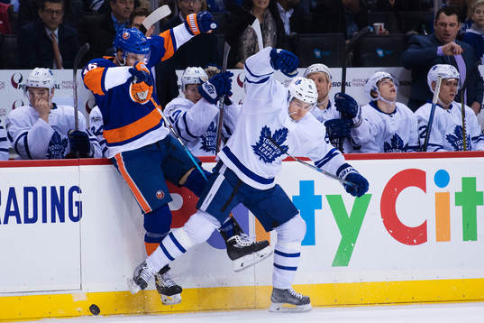Islanders Andrew Ladd tacklas av Maple Leafs Connor Carrick