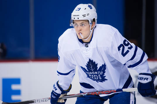 Maple Leafs William Nylander tuggar på sitt tandskydd