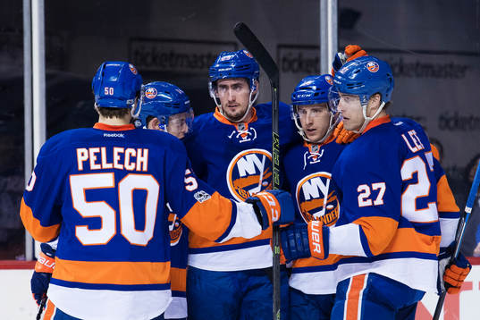 Islanders Brock Nelson (mitten) jublar