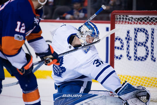 Maple Leafs målvakt Frederik Andersen räddar ett skott