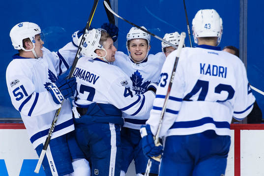 Maple Leafs William Nylander (mitten) jublar med lagkamrater