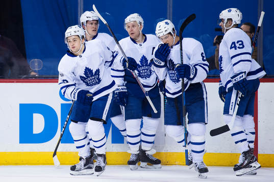 Maple Leafs William Nylander jublar med lagkamrater