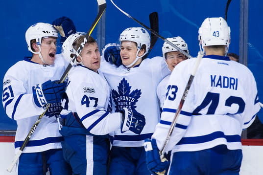 Maple Leafs William Nylander (mitten) jublar med lagkamrater