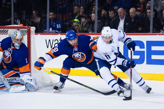 Islanders målvakt Thomas Greiss och Adam Pelech utmanas av