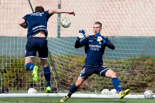 Målvakt Pontus Dahlberg räddar en nick