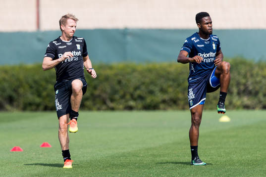 Sjukgymnast Fredrik Larsson och Abdul Razak