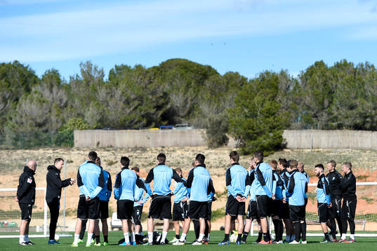 Malmö FFs tränare Magnus Pehrsson instruerar sina spelare