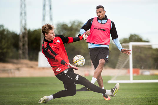 Felipe Carvalho och målvakt Mathias Nilsson
