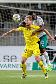 HJK Helsingfors Akseli Pelvas och Hammarbys Joseph Aidoo