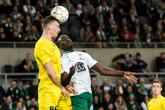 HJK Helsingfors Juha Pirinen i en nickduell med Hammarbys