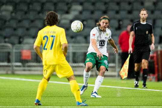 Hammarbys Björn Paulsen med en passning förbi HJK