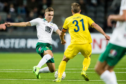 Hammarbys Dusan Jajic i kamp om bollen med HJK Helsingfors