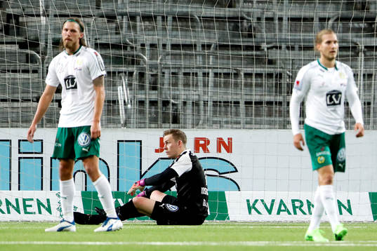 Hammarbys Björn Paulsen, målvakt Ögmundur Kristinsson