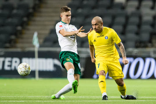 Hammarbys Dusan Jajic i kamp om bollen med HJK Helsingfors