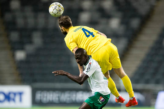 HJK Helsingfors Hannu Patronen i en nickduell med Hammarbys