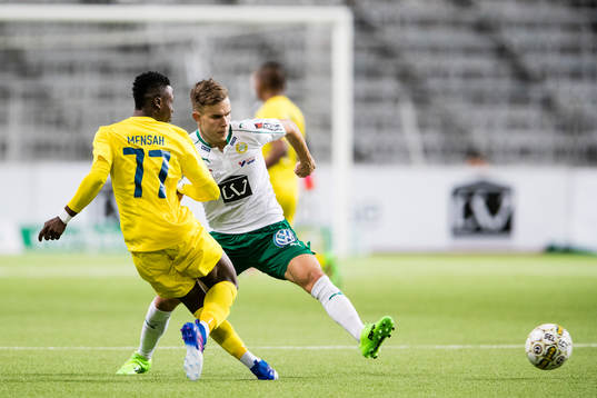 HJK Helsingfors Evans Mensah i kamp om bollen med Hammarbys