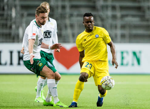 Hammarbys Arnór Smárason i kamp om bollen med HJK
